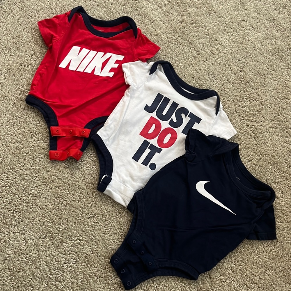 3 Nike onesies, good condition. 3 months.